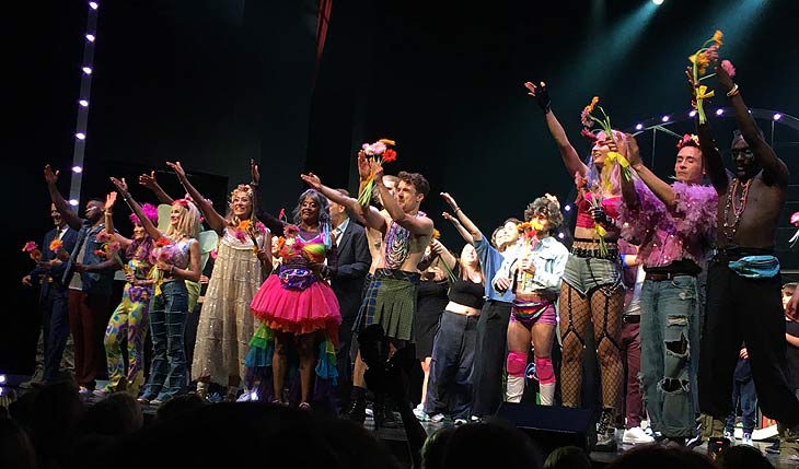 Schlußapplaus Premiere von Hair am 15.07.2023 im Deutschen Theater (©Foto: Gaby Hildenbrandt)